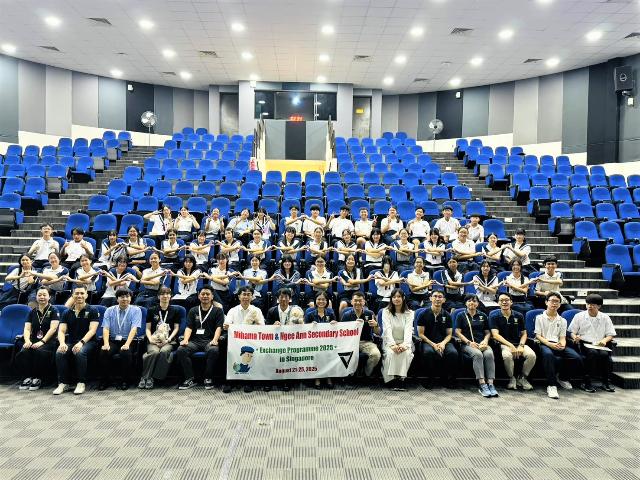 2025年の美浜町フレンドシップ草の根国際交流の旅でニーアン中学校の生徒と美浜町の生徒が手をつないで写っている様子
