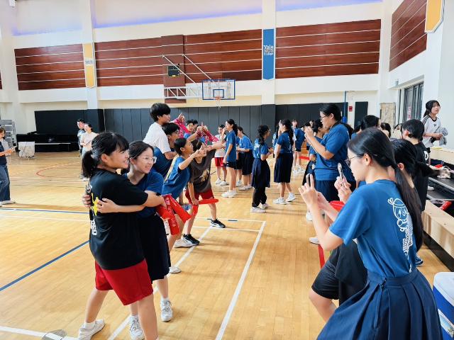 2025年の美浜町フレンドシップ草の根国際交流の旅で両中学校の生徒がはぐしている様子をの紹介を撮影している様子