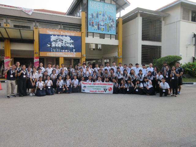 ニーアン中学校の前で、派遣された生徒とバディ、先生が写っている集合写真