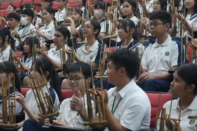 ニーアン中学校で、竹製楽器のアンクルンを派遣された生徒とバディのみんなで演奏している様子。