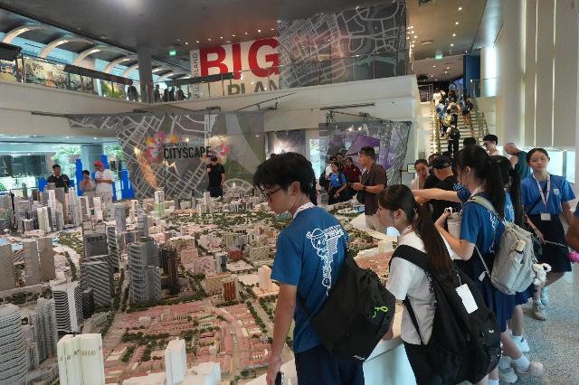 散策で、シンガポールシティギャラリーの館内を回っている様子。