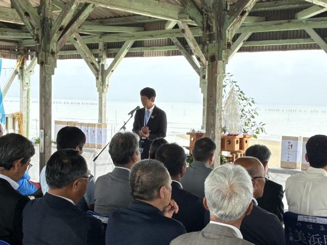 令和8年度海開き式において、町長がスピーチをしている様子