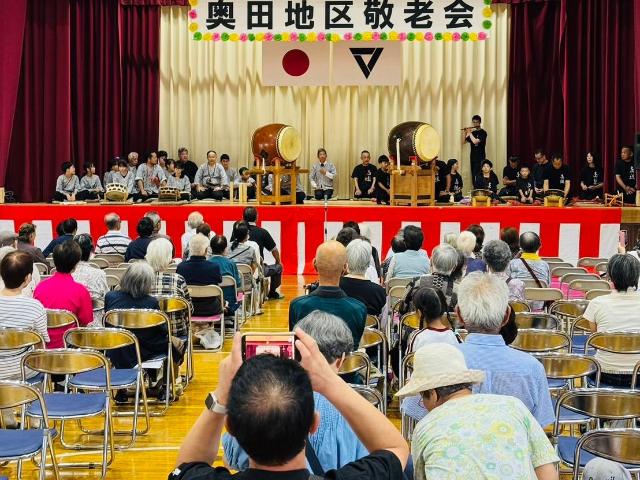 奥田地区の敬老会で、奥田祭礼部がお囃子を披露している様子。