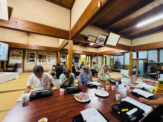小野浦区の観月会を兼ねた敬老会で、参加者が席について食事を待っている様子。