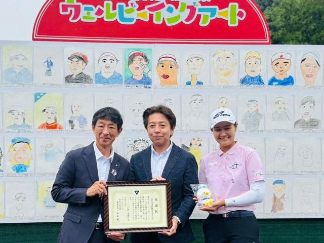 町長と住友生命保険相互会社代表者と神谷そらプロが一緒に写っている様子。