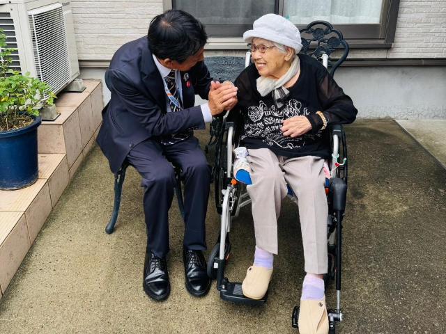 町長と町内の数え100歳と満100歳以上を迎えられた方が一緒に写っている写真（1人目）