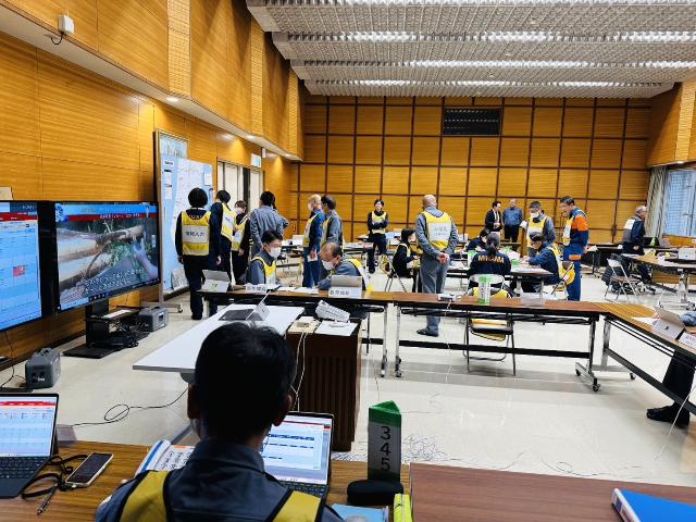 災害対策本部図上演習で対策本部を運営する職員の様子