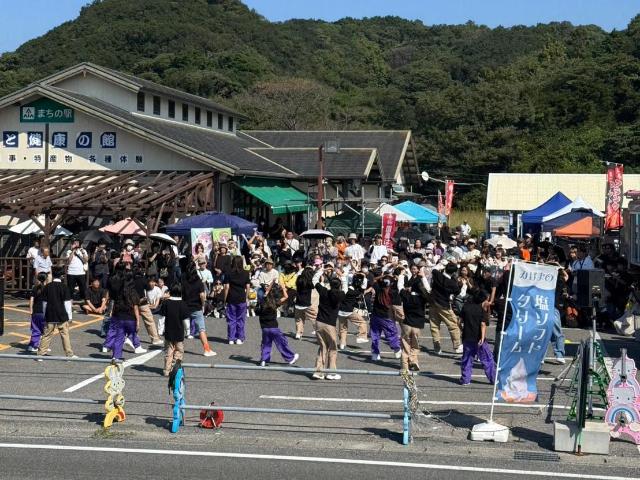 シンガポールまつりにおいて、ダンスの披露が行われている様子。