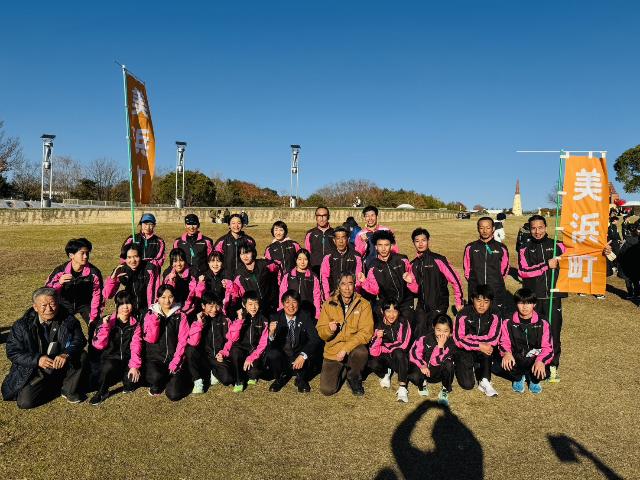 第18回愛知県市町村対抗駅伝競走大会に出場する町選手団が並んで集合写真を撮っている様子