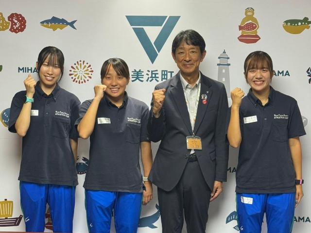 全日本女子駅伝対抗選手権大会への出場報告に来た日本福祉大学陸上部の3名と町長が写っている様子。