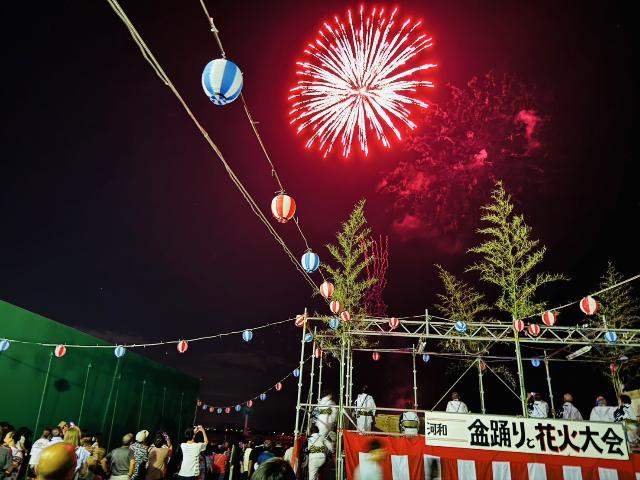 2025年の河和地区の盆踊りと花火大会で盆踊りを踊っている様子