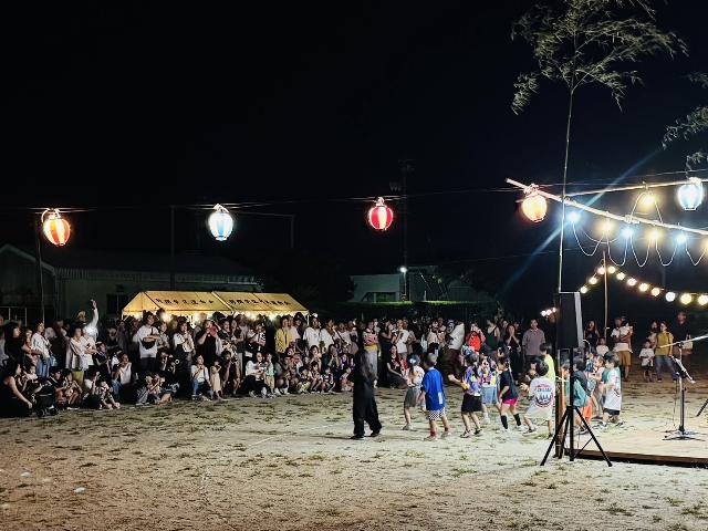 2025年の野間地区の盆踊りで子どもたちがダンスを踊っている様子