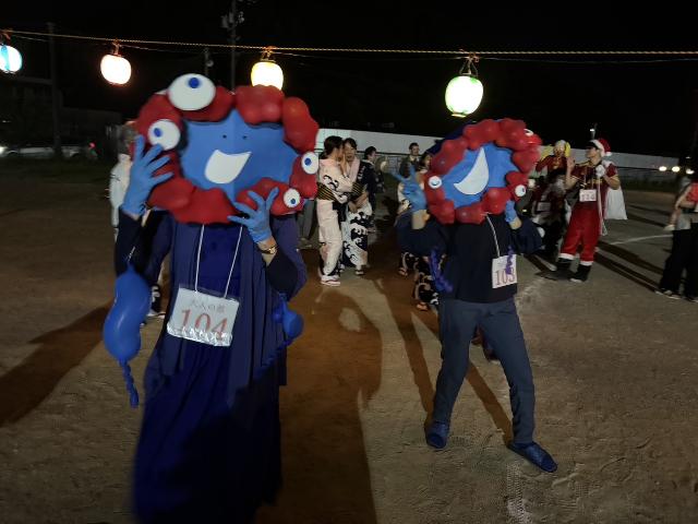 2025年の奥田地区の盆踊りでミャクミャクの仮装をした方が写っている様子