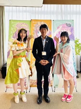 美浜愛役に新しく就任した櫛田結菜さんと、小野浦お琴役の能勢あんなさん、町長が一緒に写っている様子