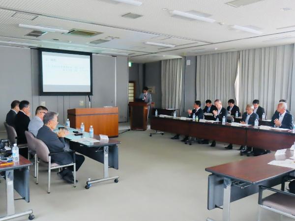 知多南部Magnetics地域産業クラスターの設立総会で、町長が出席者の前で話している様子。