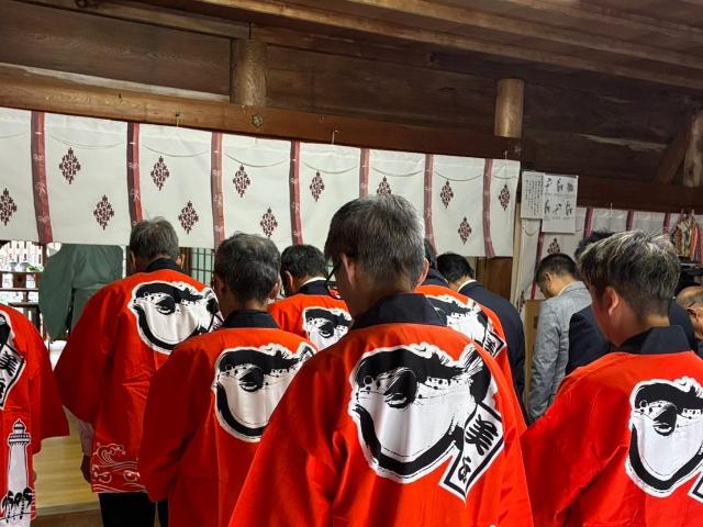 ふぐ慰霊祭において、出席者がお祈り申し上げている様子。
