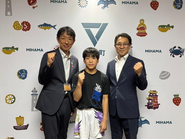 2026年テーブルマークカップ全国ブロック選抜体操競技選手権大会に出場する笹本さんと町長、教育長がガッツポーズをしている様子。