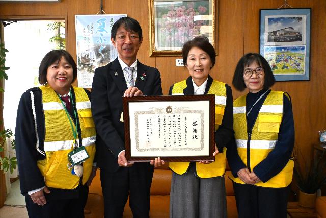 交通指導員の活動の貢献が認められ感謝状を授与した3名がt表敬訪問した様子。