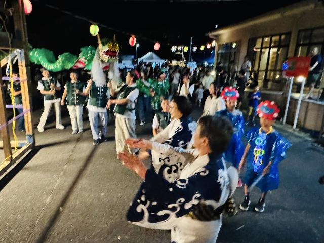 古布地区盆踊りで櫓を中心に盆踊りを踊っている様子