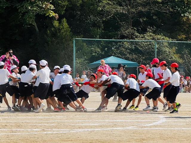 河和小学校の運動会で、子どもたちが綱引きをしている様子。