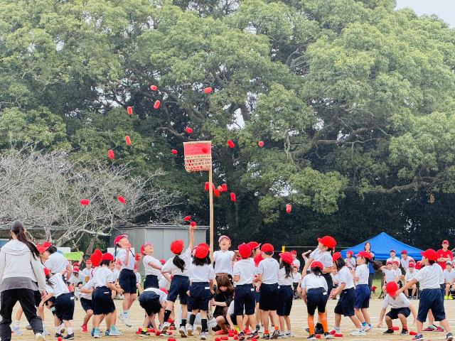 令和7年度河和小学校運動会で子どもたちが玉入れをしている様子