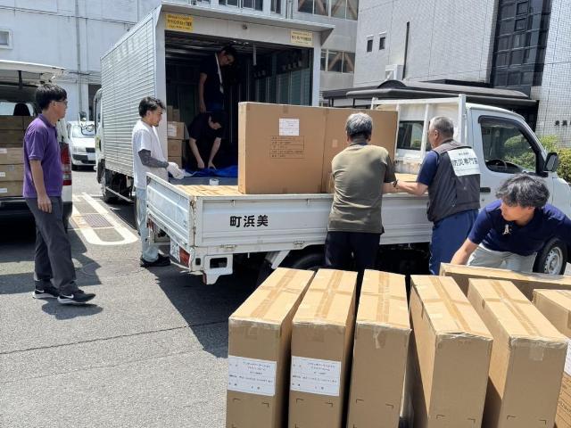 美浜町、阿久比町、東浦町の職員がトラックに支援物資を積み込んでいる様子。
