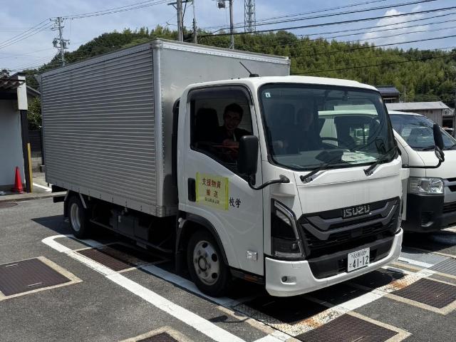 美浜町職員が、支援物資を積んだトラックに乗り出発していく様子。