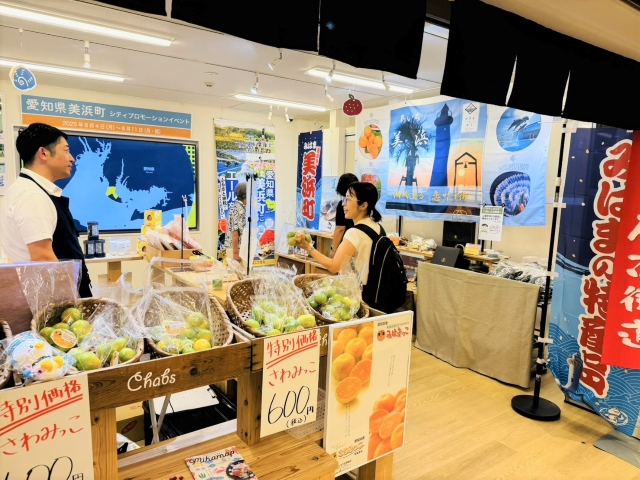 名古屋栄の「まちのたね」で美浜町の特産品を紹介している様子