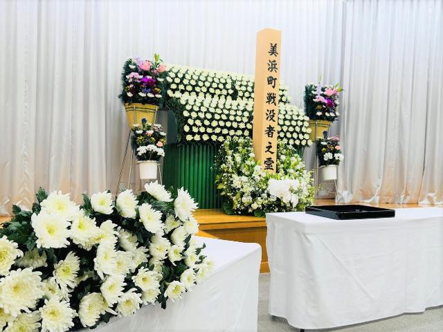 令和7年度美浜町戦没者追悼式で献花が並べられている様子