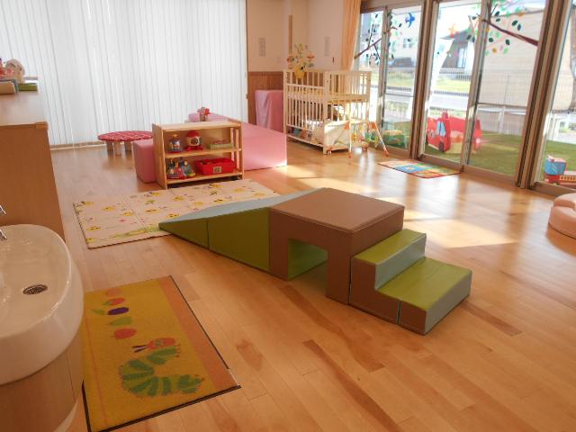 みはまーれの子育て支援センター（プレイルーム）の画像、ベビーベッドや幼児用の机、いす、おもちゃが置いてある様子。