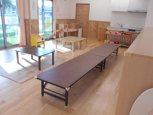 みはまーれの子育て支援センター（育児サロン）の画像、ベビーベッドや低い机、おもちゃが置いてある様子。