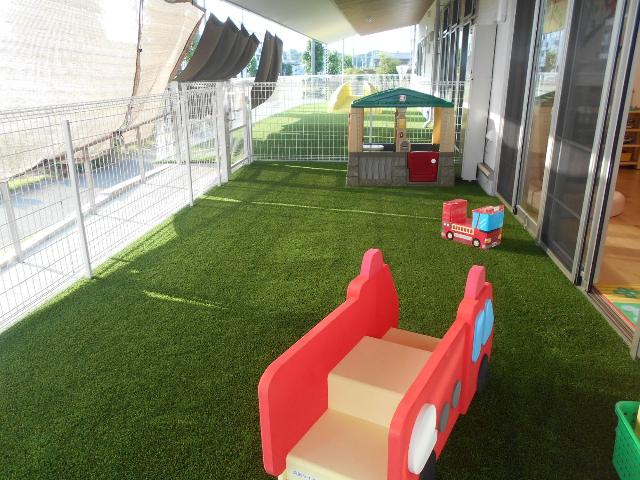 みはまーれの幼児園庭の画像、おもちゃが置いてある様子。