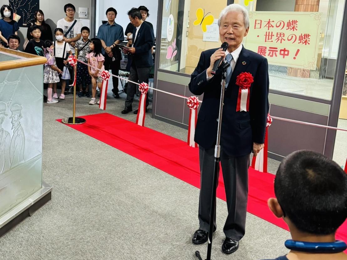 みはまバタフライミュージアムの開場にあたり、榊原定征様があいさつをしている様子。