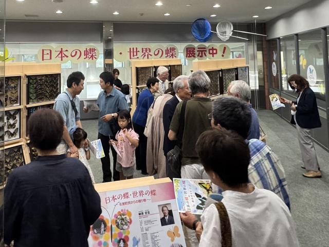 みはまバタフライミュージアムの展示室が来場者でにぎわっている様子。