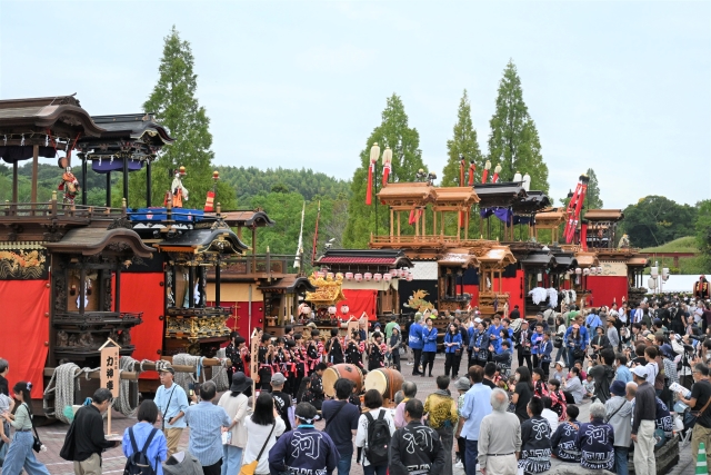 みはまふるさとまつりで山車や館が並んでいる様子
