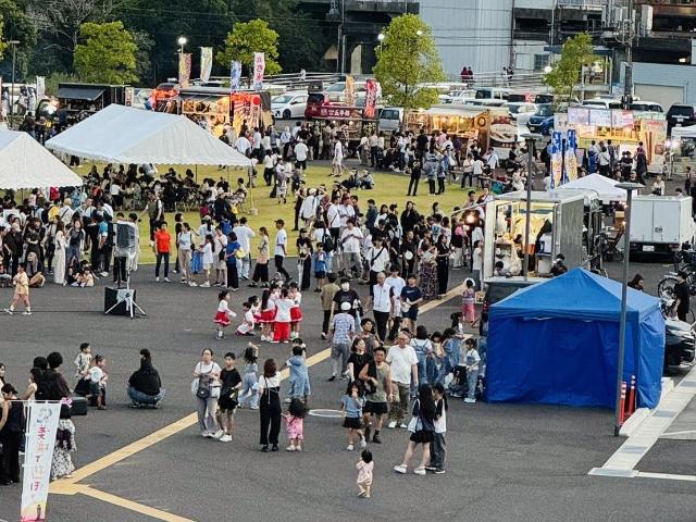 みはま花火まつり2026で、キッチンカー等の出店でにぎわう交流広場の様子。