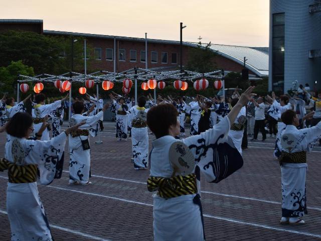 美浜夏まつりにおいて、来場者が輪になって踊っている様子。