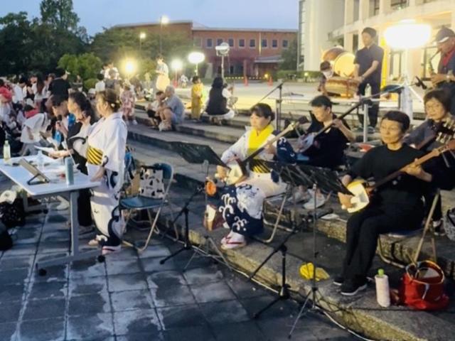 美浜夏まつりにおいて、美浜音頭・みはま小唄の演奏をしている様子。