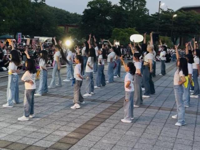 美浜夏まつりにおいて、キッズダンスを披露している様子。