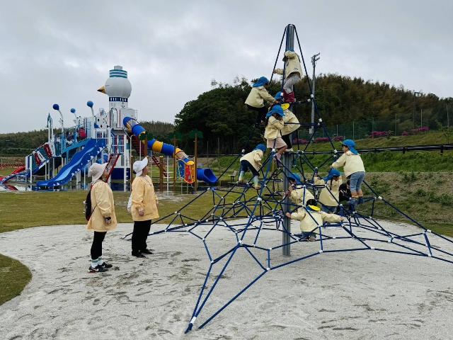 美浜町運動公園遊具広場・スポーツ広場のオープン記念式典において、奥田保育所の園児がロープアドベンチャーで遊んでいる様子