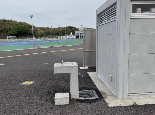 陸上競技場の外女子トイレ横の水栓の写真