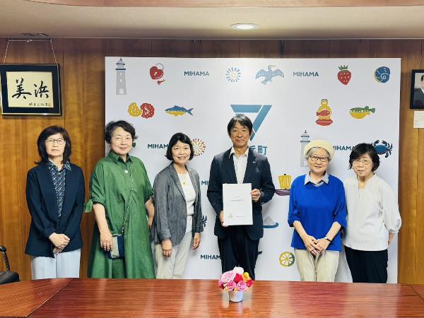 地域開発みちの会会員と男女共同参画を進める会会員が町長と写真に写っている様子。