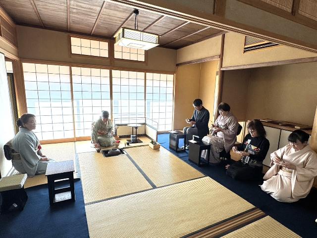 水野屋敷茶会で参加者がお茶を味わっている様子