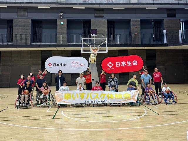 北間選手と車いすバスケットボール体験会の参加者の集合写真