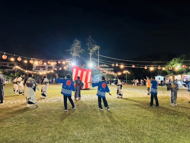 令和7年美浜緑苑納涼夏祭りで櫓を中心に参加者が円になって盆踊りを踊っている様子