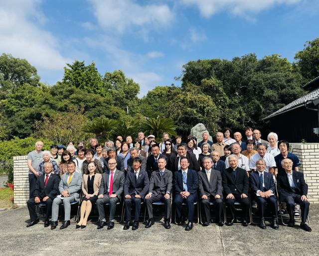 第64回聖書和訳頌徳碑記念式典で参加者が集合写真を撮っている様子