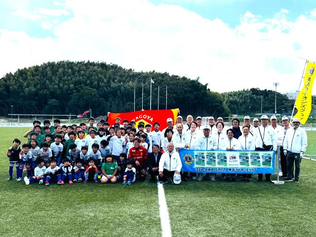 美浜町制70周年記念サッカー教室で参加者がフィールドの中央で集合写真を撮っている様子