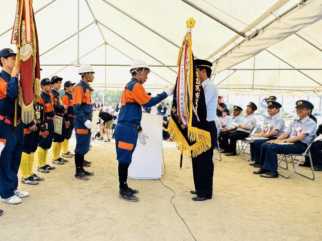 第70回愛知県消防操法大会小型ポンプの部で優勝した野間分団が優勝旗を授与されている写真