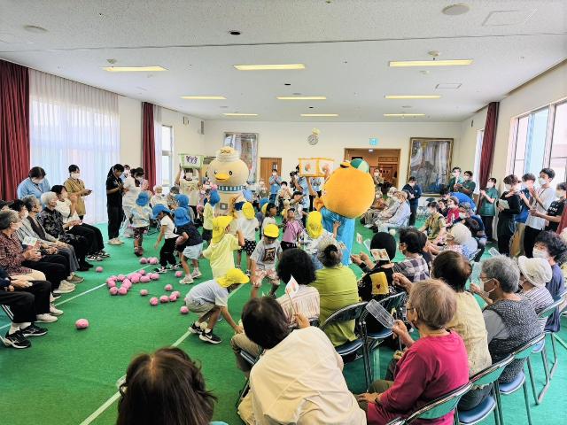 令和7年9月24日に行われた多世代交流カフェで子供と高齢者がゲームを行っている様子