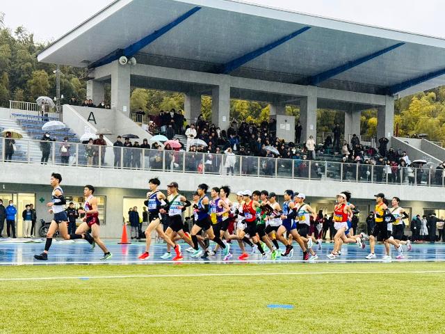 東海学生駅伝対抗選手権大会で選手たちが陸上競技場のトラックを走っている様子